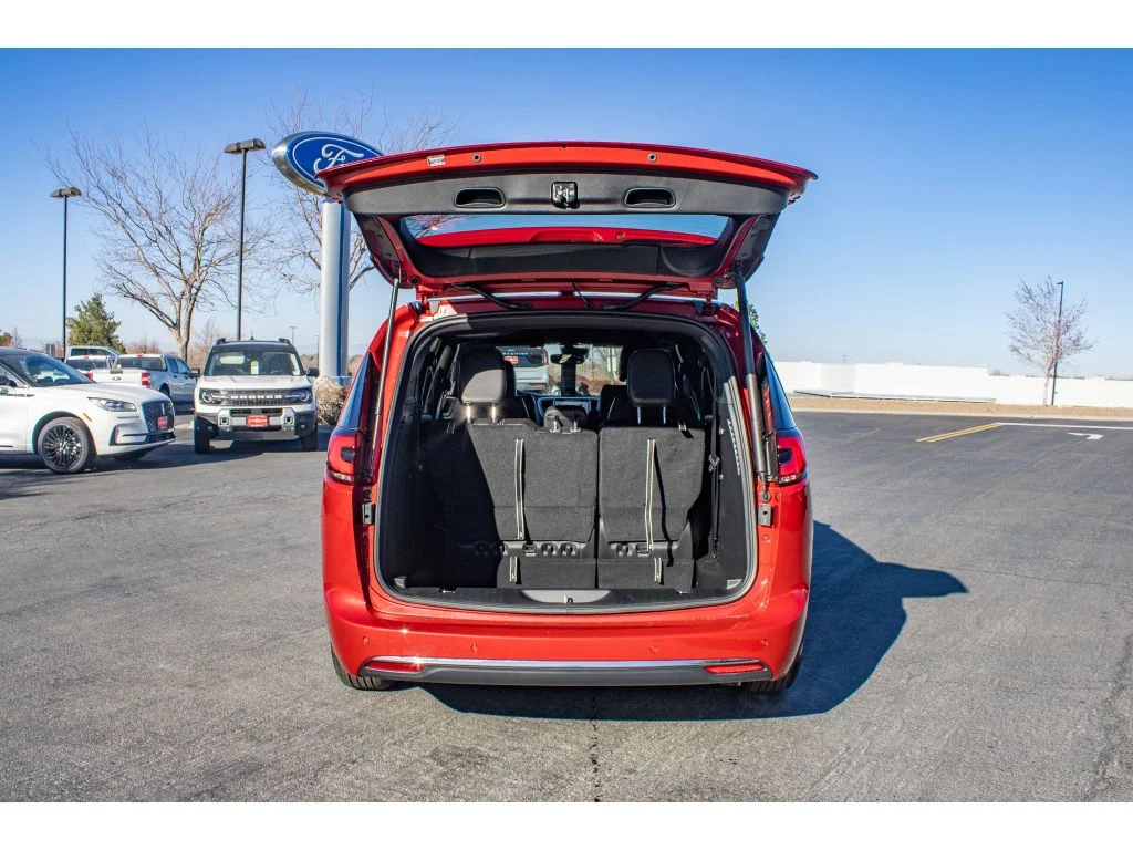 New 2026 Red Hot Pearlcoat Chrysler Select image 10