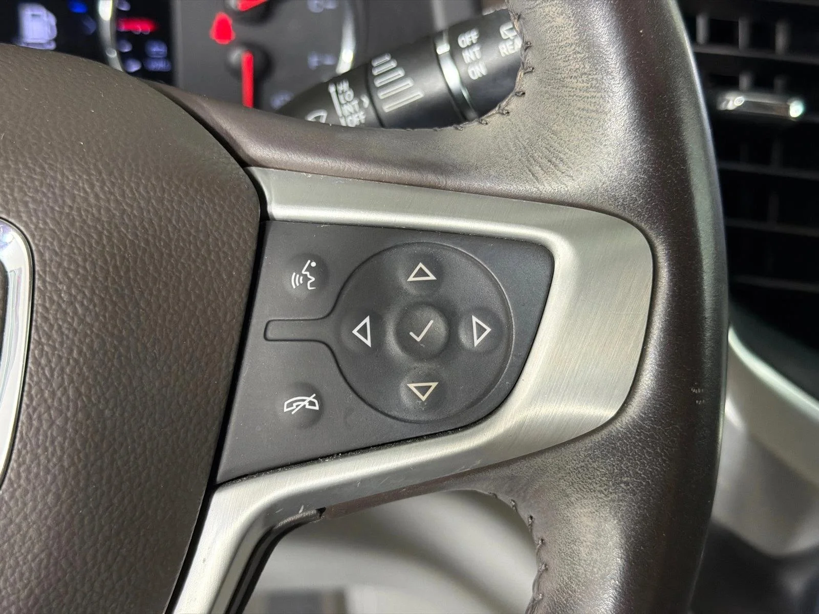 Used 2022 White GMC SLT image 28