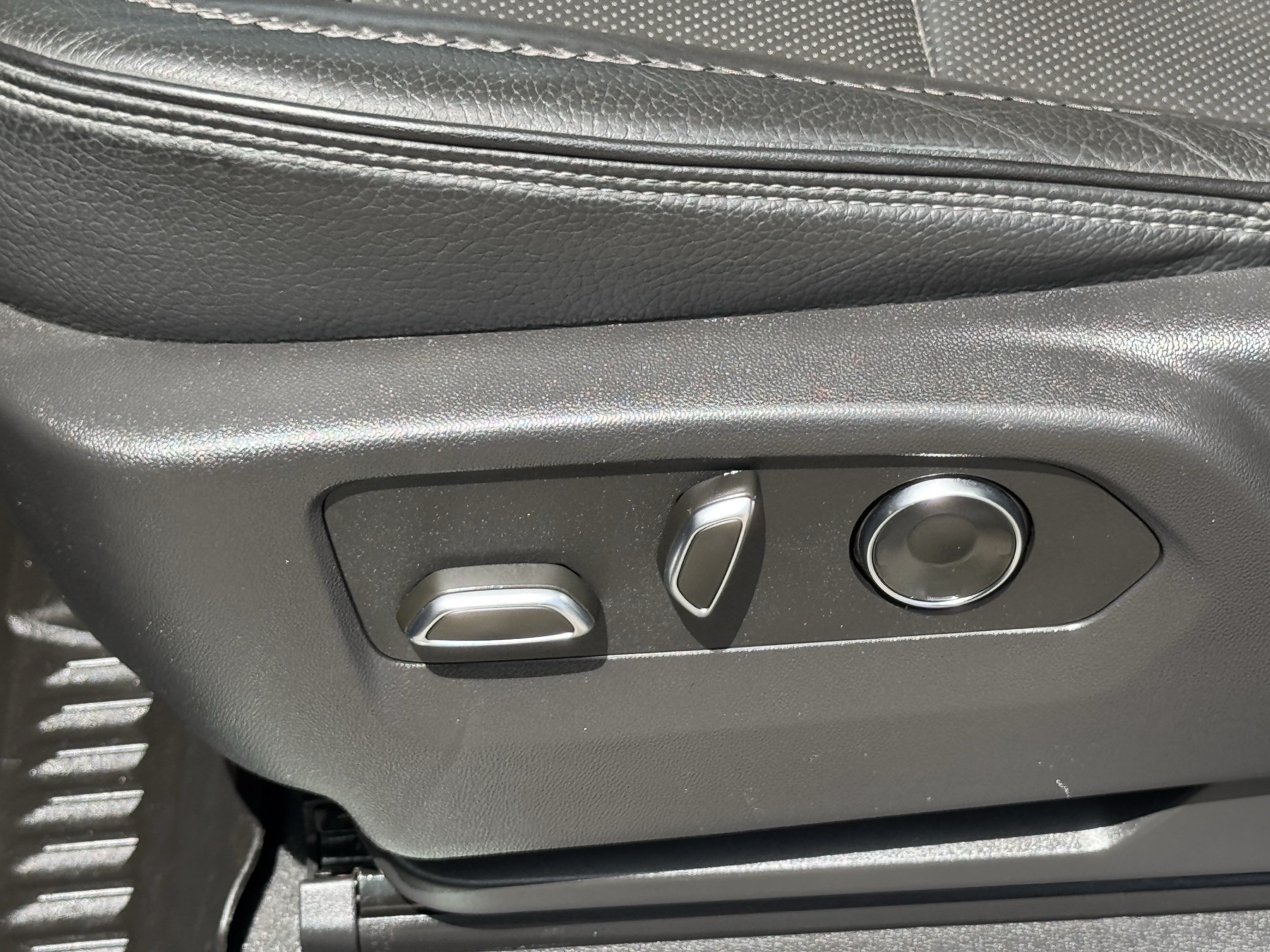 Used 2025 Sterling Metallic GMC Denali image 23