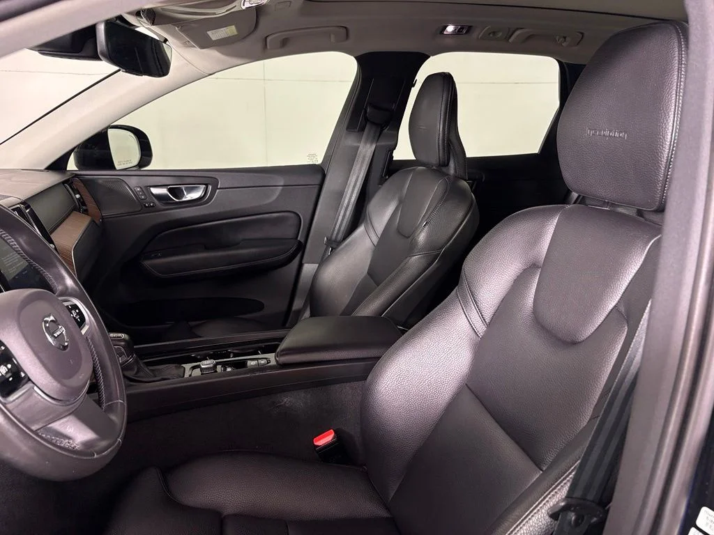 Used 2020 Onyx Black Metallic Volvo T5 Inscription image 18