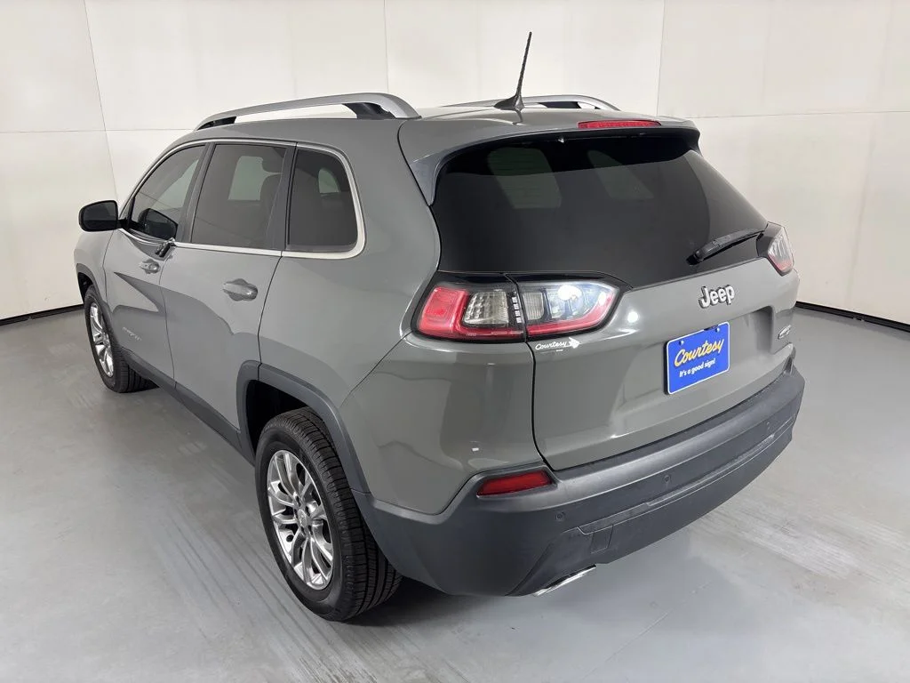 Used 2021 Gray Jeep Latitude Lux image 6