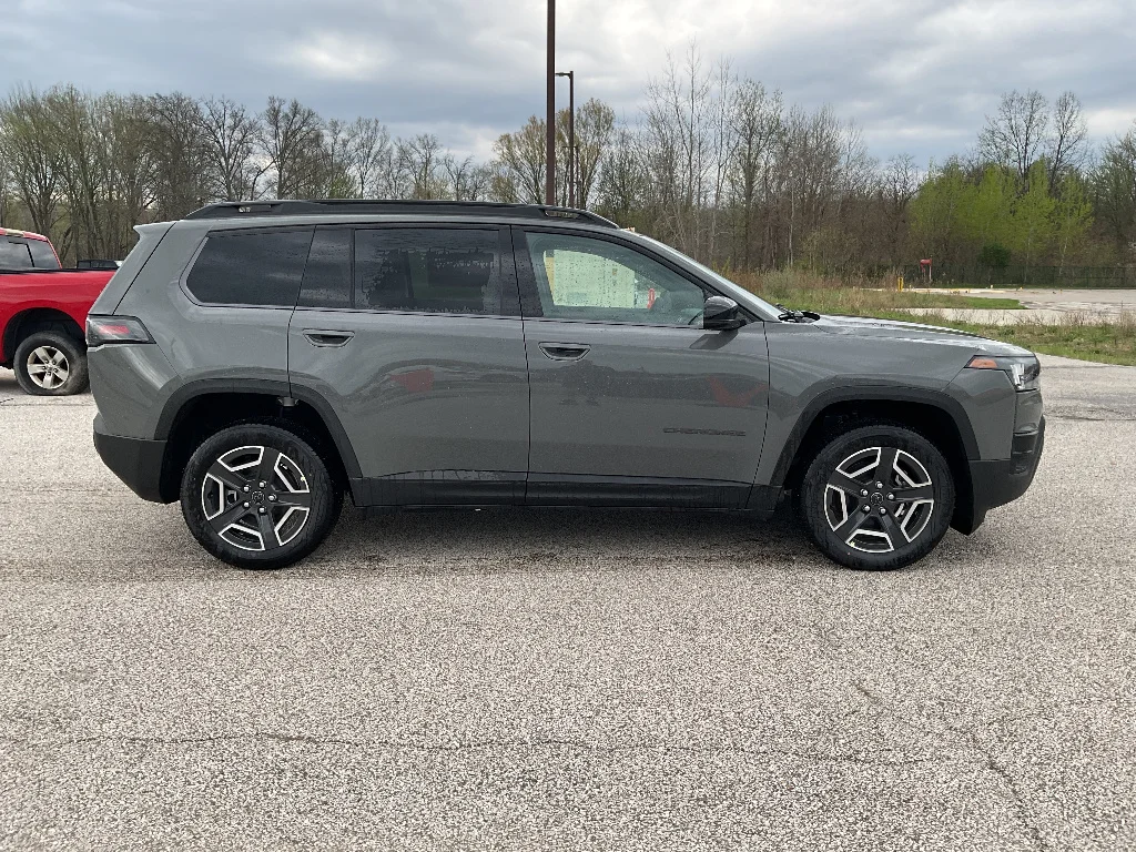 New 2026 Sting-Gray Clear-Coat Exterior Paint Jeep Limited 4x4 image 4