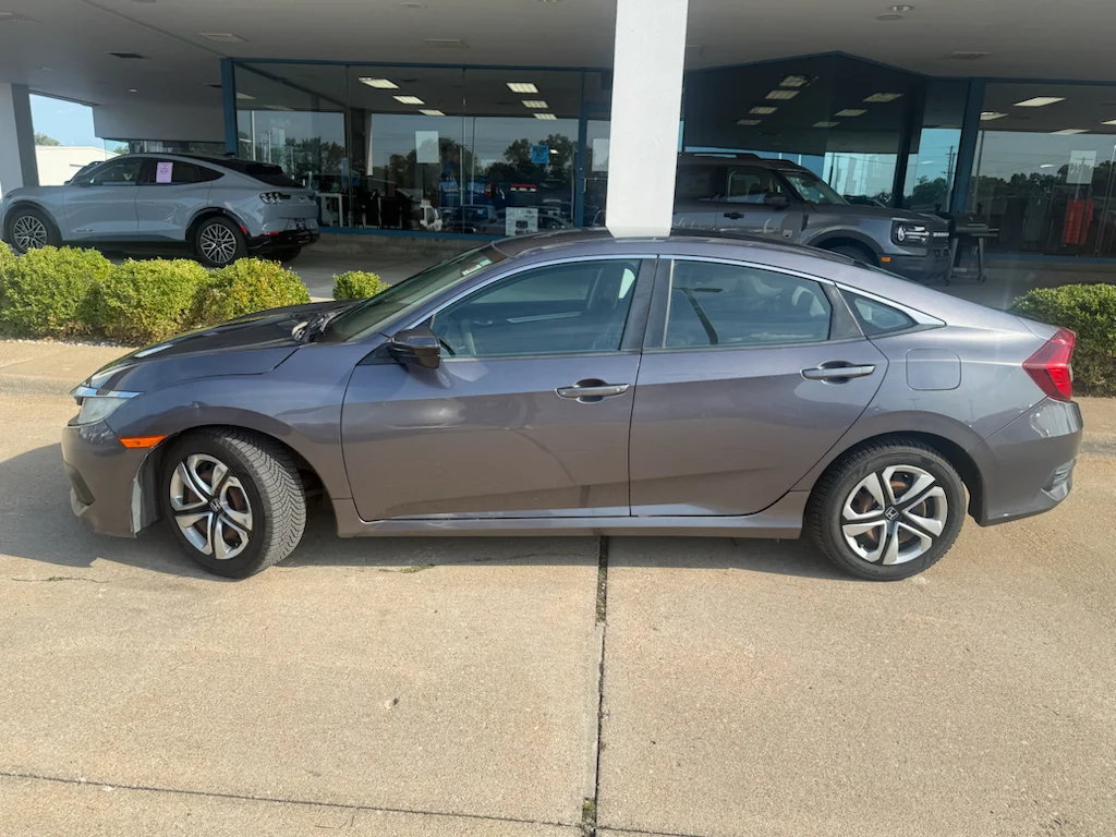 Used 2016  Honda LX image 8
