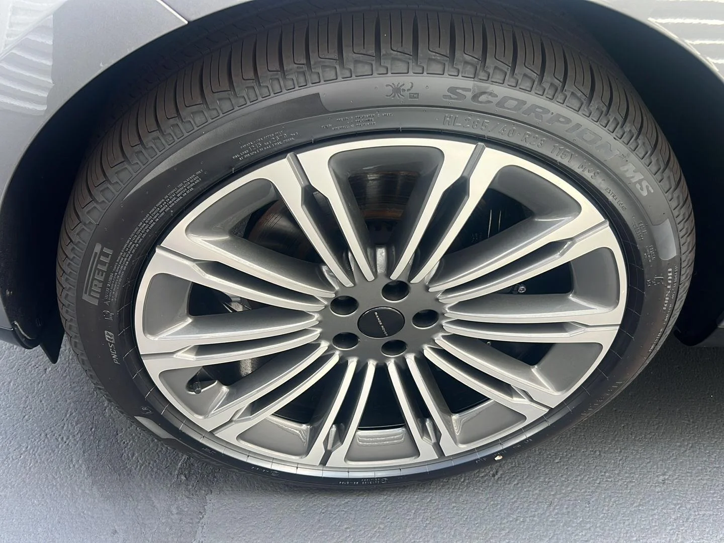 New 2026 Eiger Grey Metallic Land Rover SE image 9