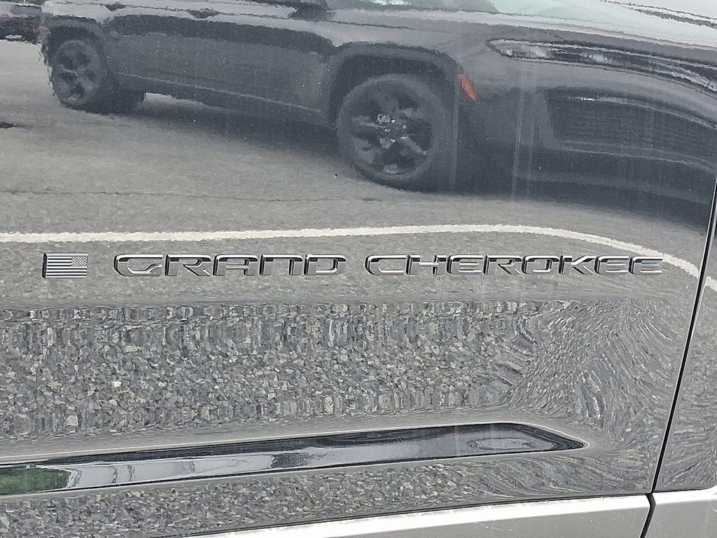 New 2026 Diamond Black Crystal Pearlcoat Jeep Altitude image 20