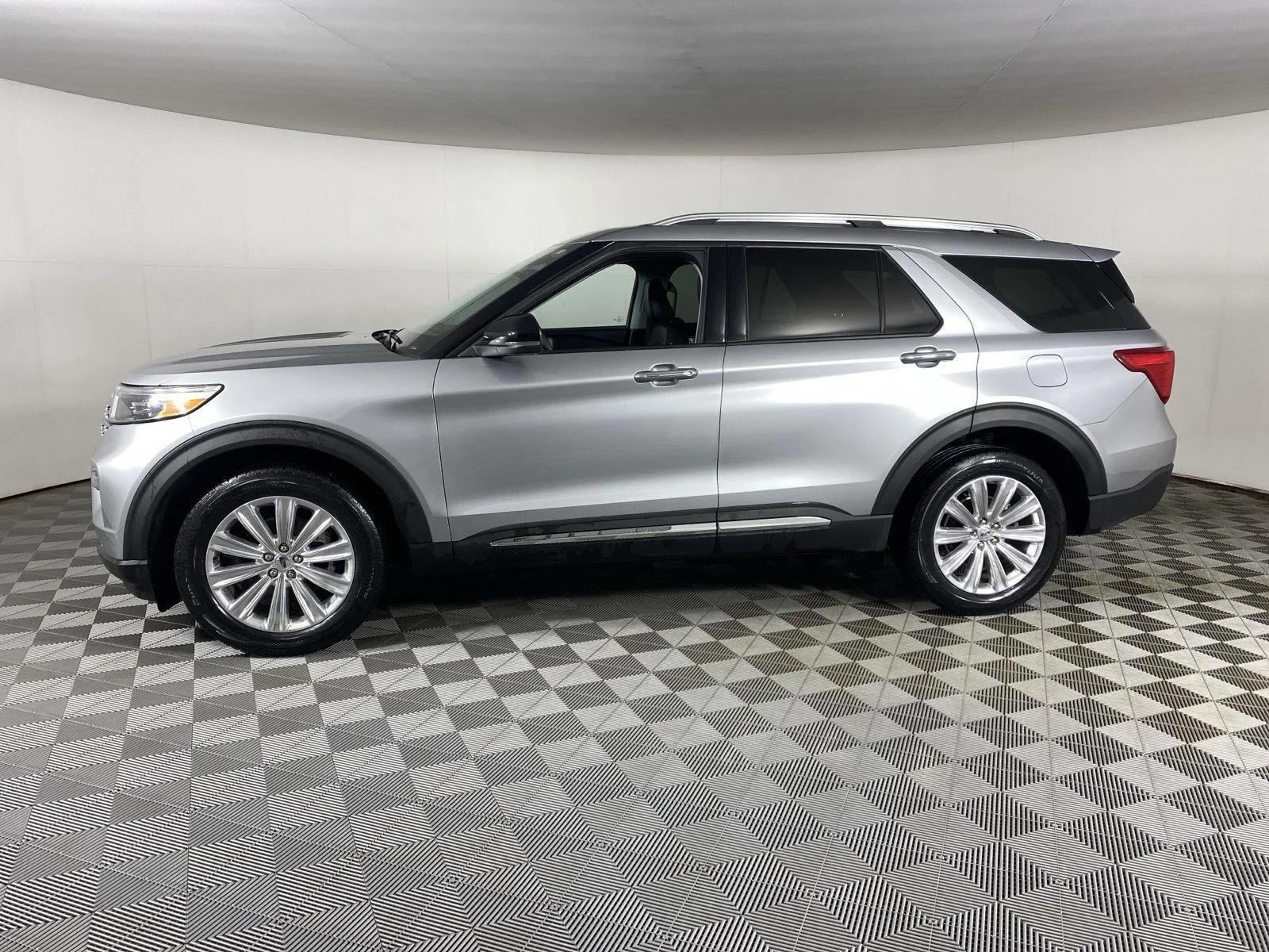 Used 2023 Iconic Silver Ford Limited image 5