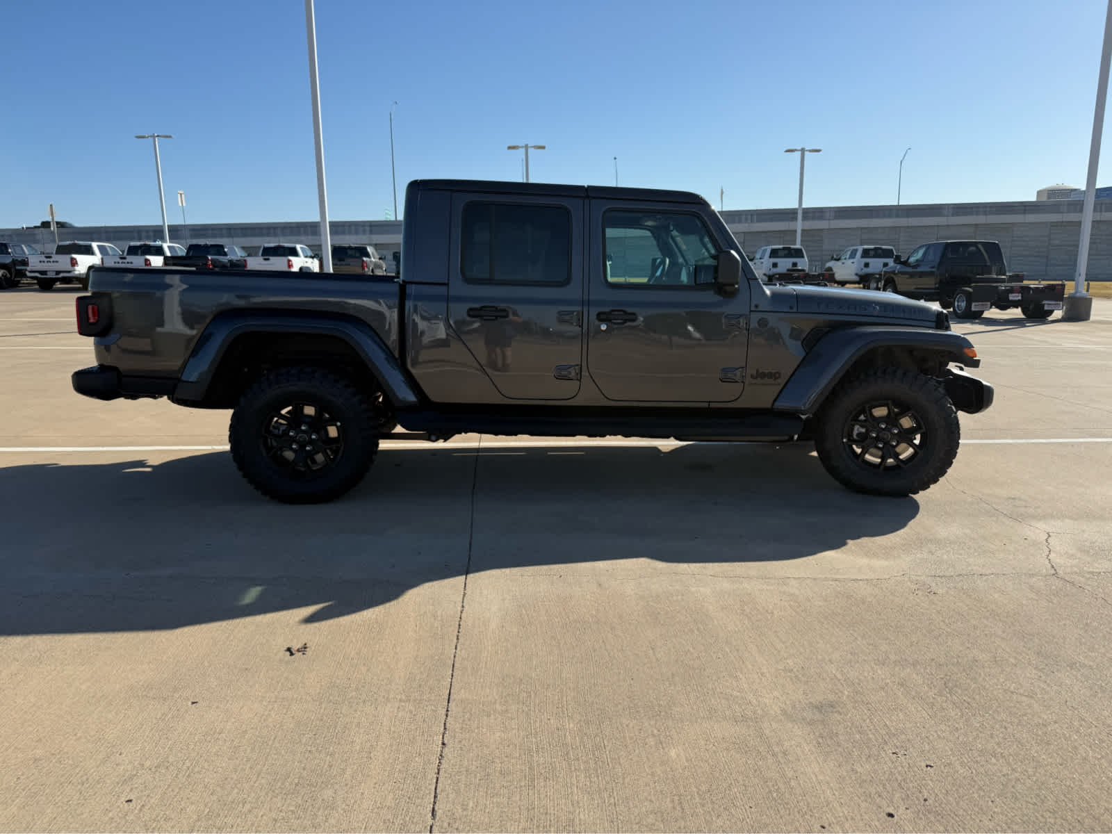 New 2026 Granite Crystal Metallic Clearcoat Jeep Texas Trail image 5