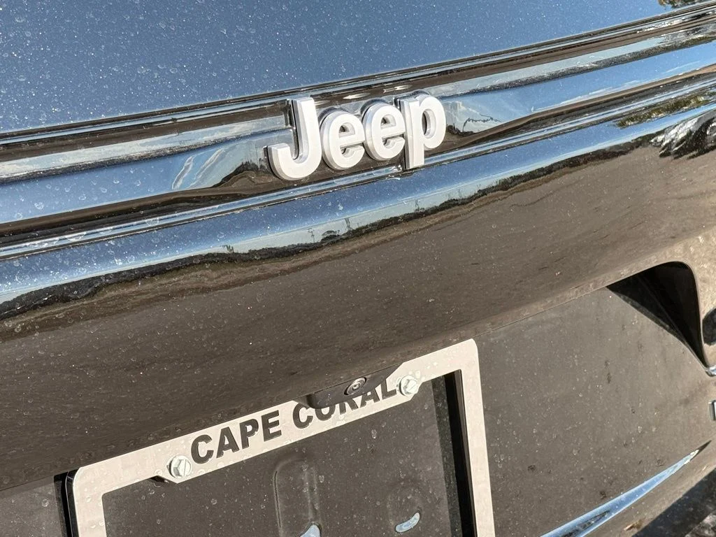 New 2026 Diamond Black Crystal Pearlcoat Jeep Laredo image 32