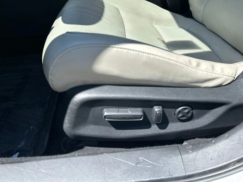 Used 2018 White Honda EX-L image 16