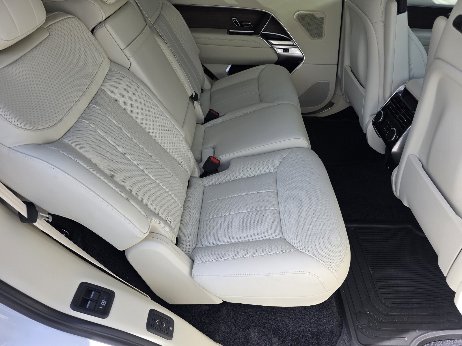 New 2026 Fuji White Land Rover P400 SE LWB 7 Seat image 5