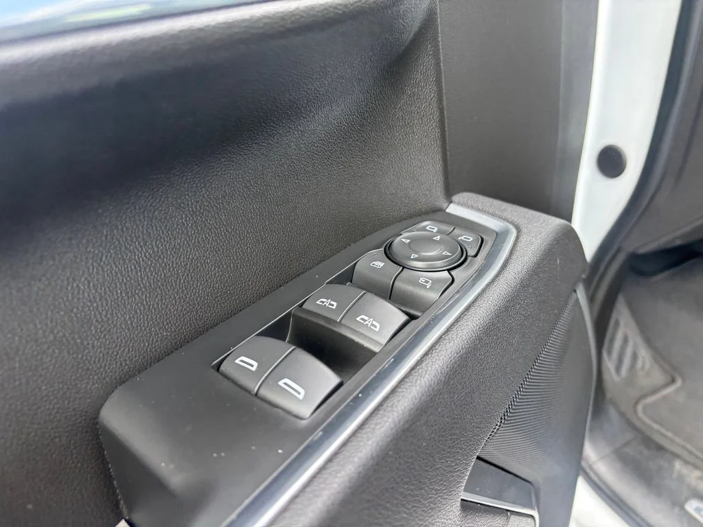 Used 2025 White GMC SLT image 21