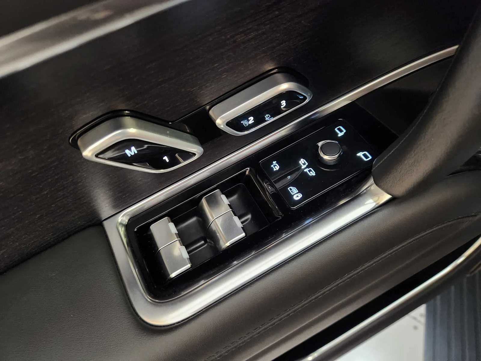 Used 2025 Santorini Black Metallic Land Rover Autobiography image 40