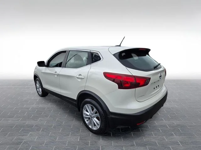 Used 2018 White Nissan  image 6