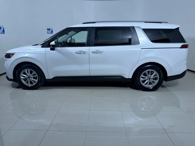 Used 2023 SNOW WHITE PEARL Kia LX image 5