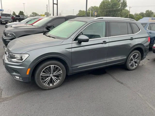 Used 2018 Gray Volkswagen 2.0T SEL image 2