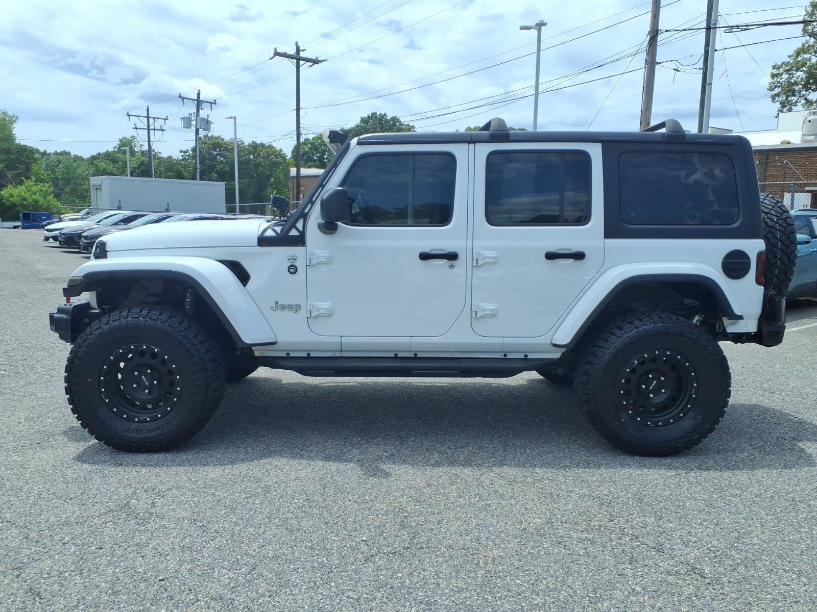 Used 2019 Bright White Clearcoat Jeep Sahara image 19