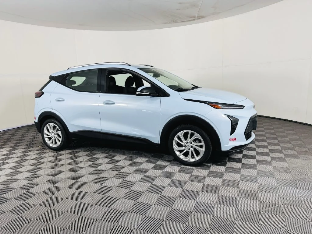 Used 2023 Blue Chevrolet LT image 2