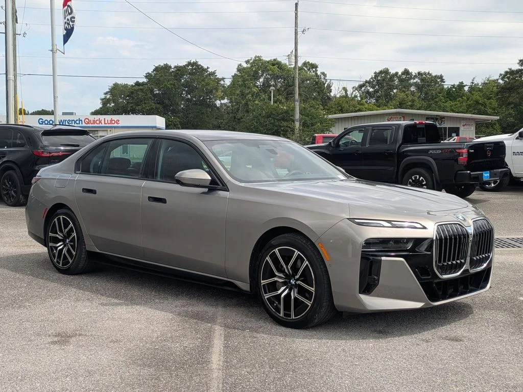 Used 2023 Gray BMW 740i image 7