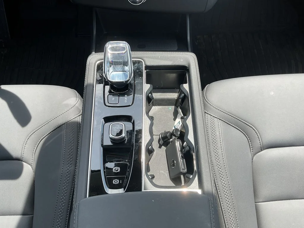 New 2026 White Volvo B6 Plus 7-Seater image 23