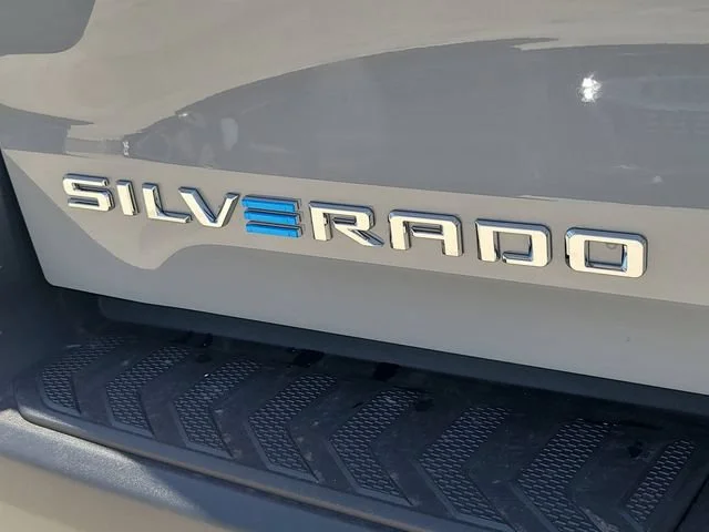 New 2026 Slate Gray Metallic Chevrolet LT - Standard Range image 9