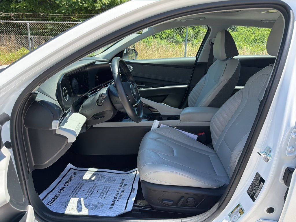 2025 Hyundai Elantra Limited - Photo 22
