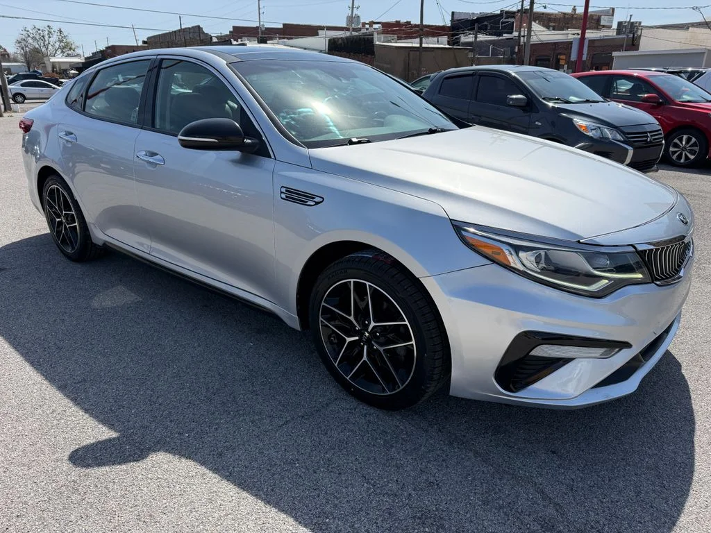 Used 2020 Silver Kia SE image 9