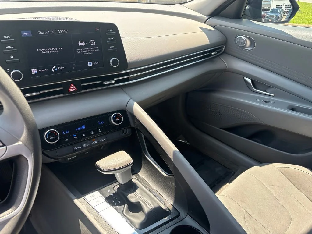 Used 2023 Black Hyundai SEL image 19