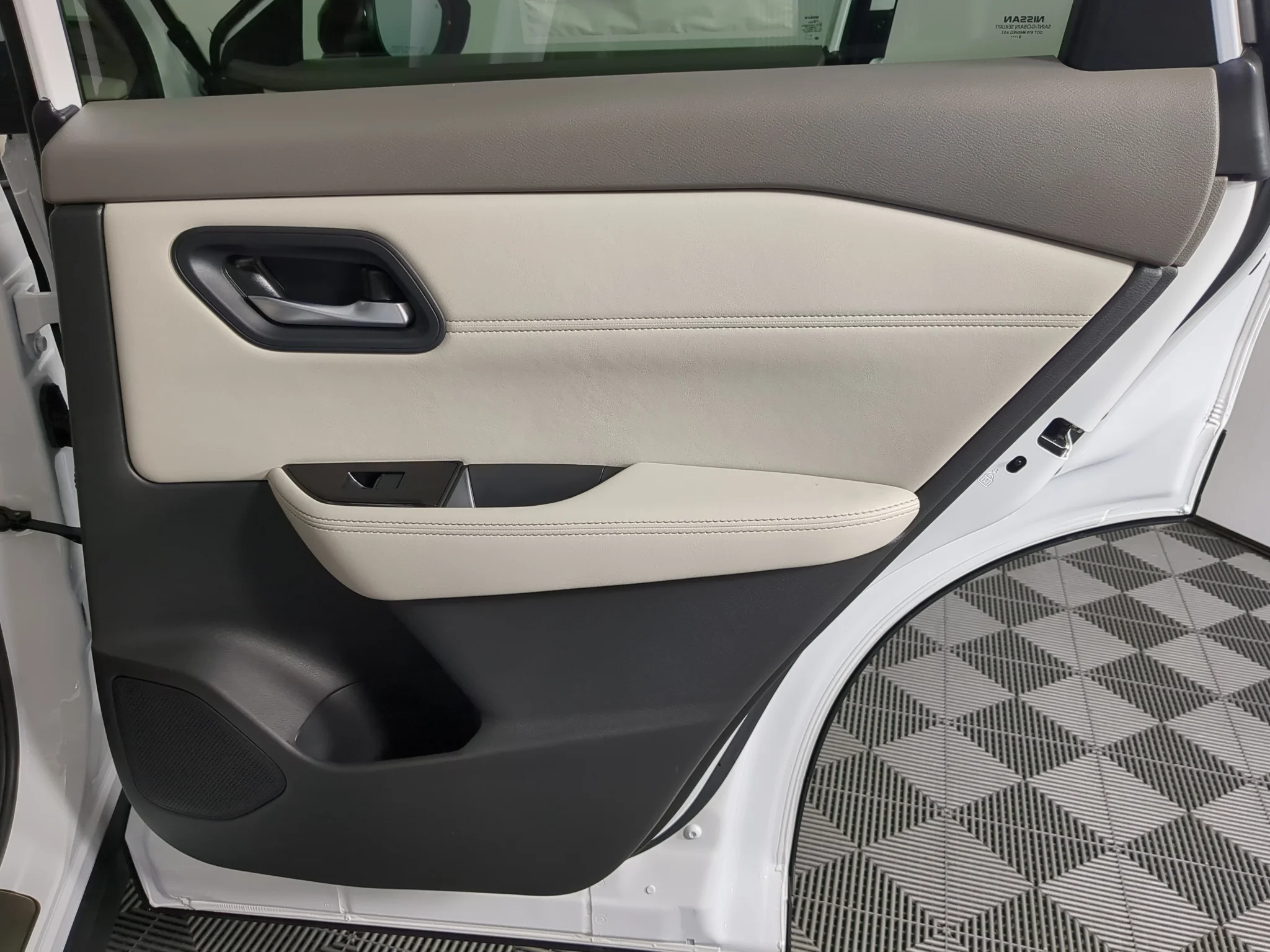 New 2027 Everest White Pearl Tricoat Nissan SV image 23