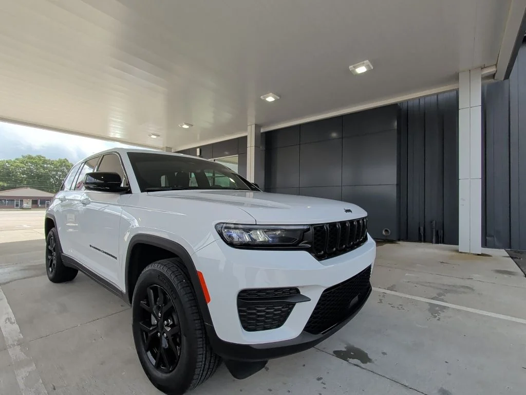 Used 2025 White Jeep Altitude X image 7