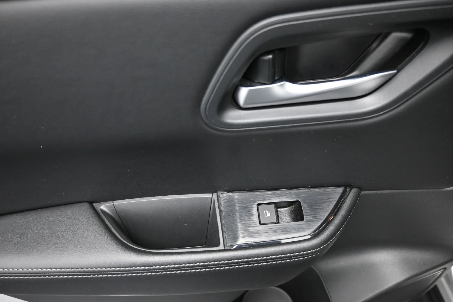 Used 2025 Silver Nissan SV image 12