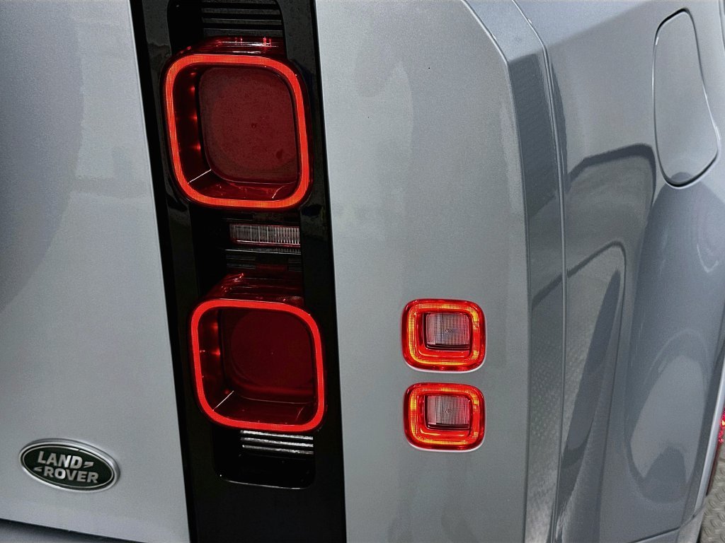 Used 2022 Silver Land Rover XS Edition image 33