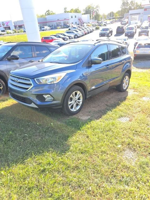 Used 2018 Blue Ford SE image 1