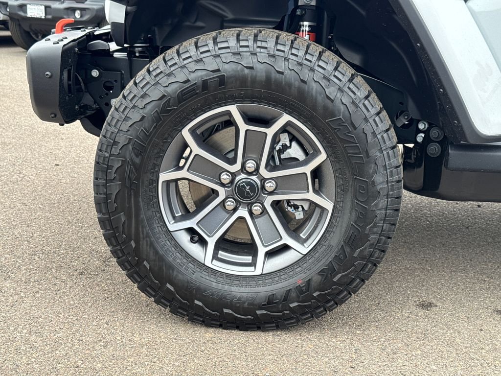 New 2026 Bright White Clear-Coat Exterior Paint Jeep Mojave X image 7