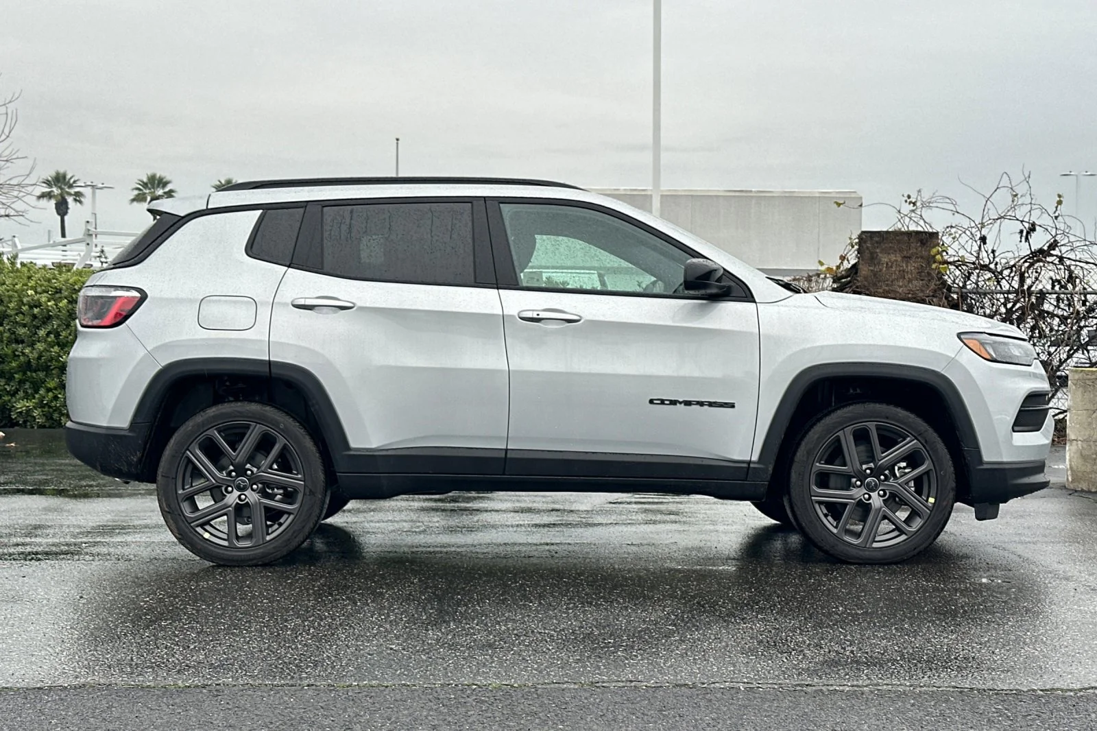 New 2026 Silver Zynith Metallic Clear-Coat Exterior Paint Jeep Latitude Altitude image 3