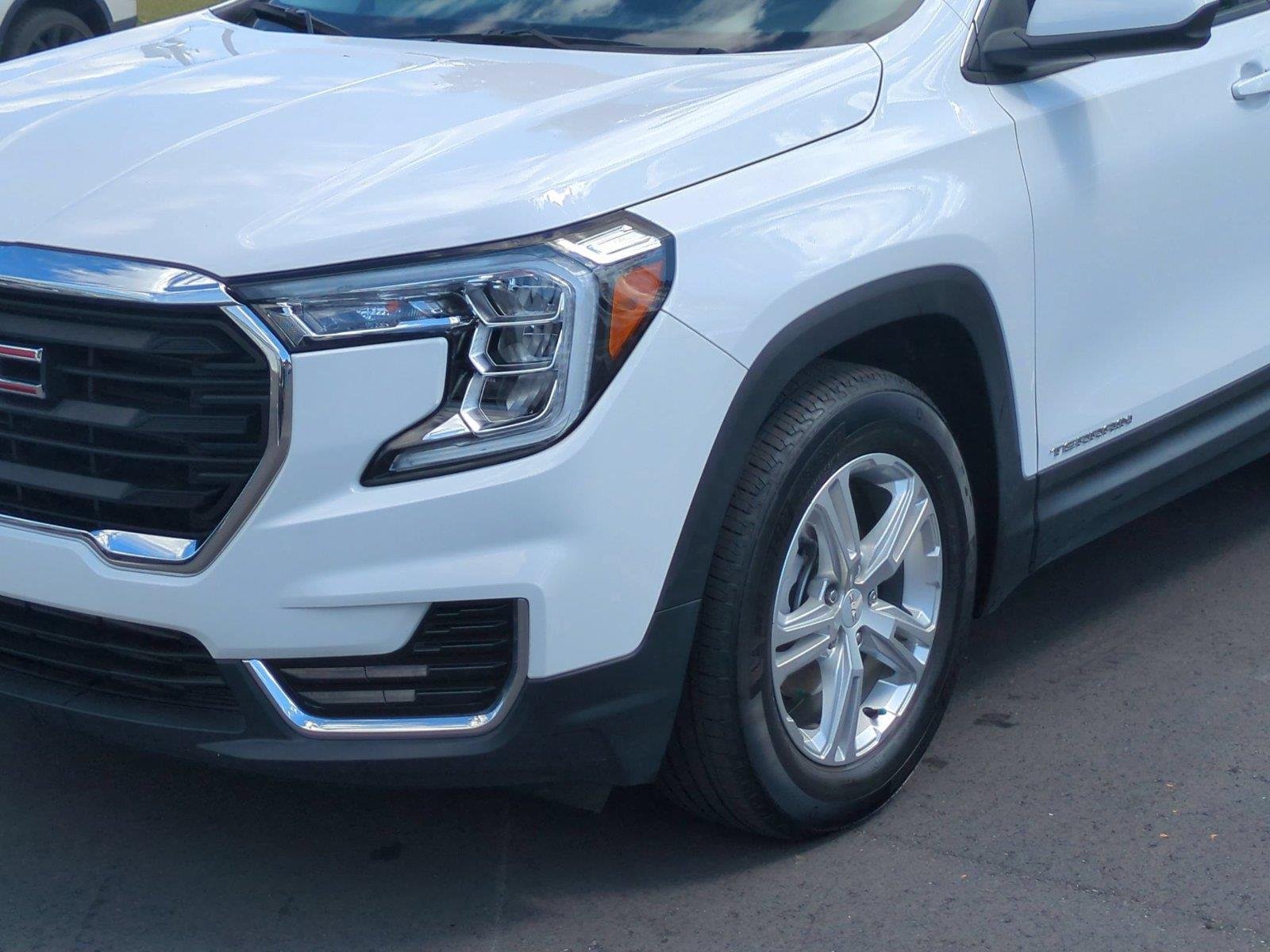 Used 2022 Summit White GMC SLE image 9