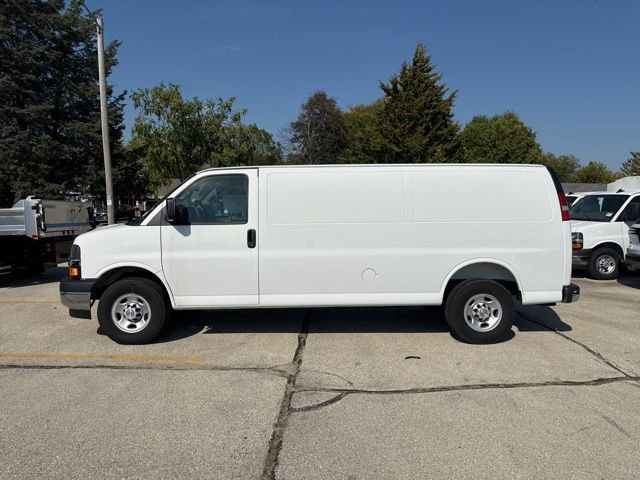 New 2025 Summit White Chevrolet WT image 2