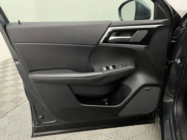 Used 2025 Moonstone Gray Metallic/Black Roof Mitsubishi SE image 39