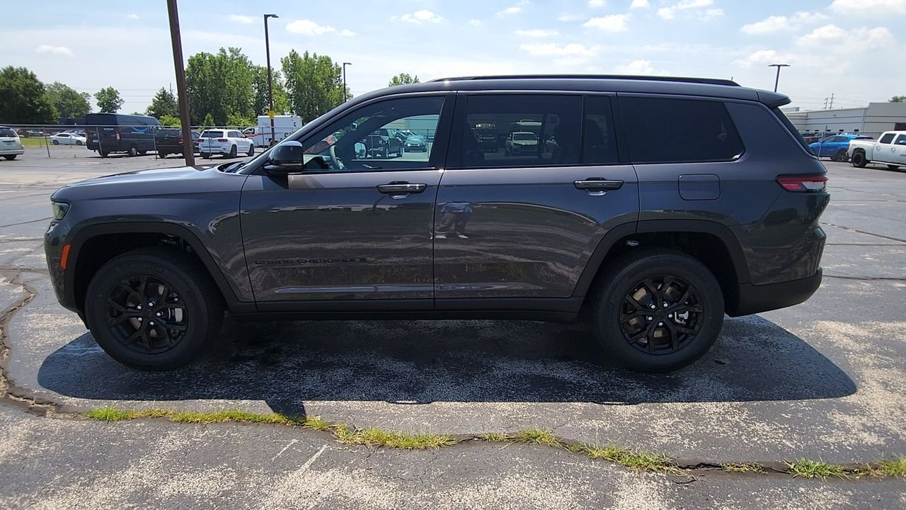 New 2026 Baltic Gray Metallic Clear-Coat Exterior Paint Jeep Altitude image 5