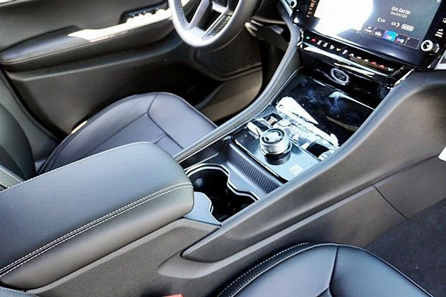 New 2026 Diamond Black Crystal Pearl-Coat Exterior Paint Jeep Limited image 13