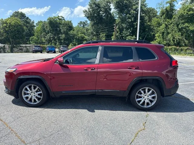 Used 2018 Velvet Red Pearlcoat Jeep Latitude image 6