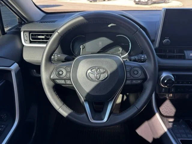 2025 Toyota RAV4 XLE - Photo 15