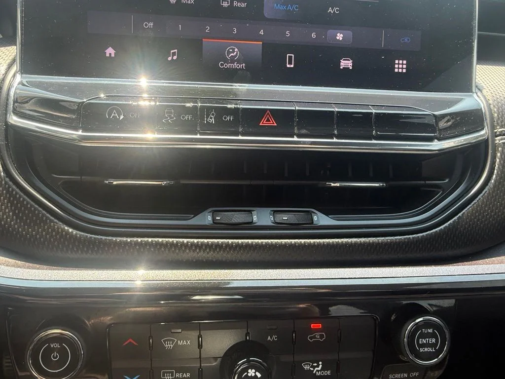 Used 2022 White Jeep Latitude image 24