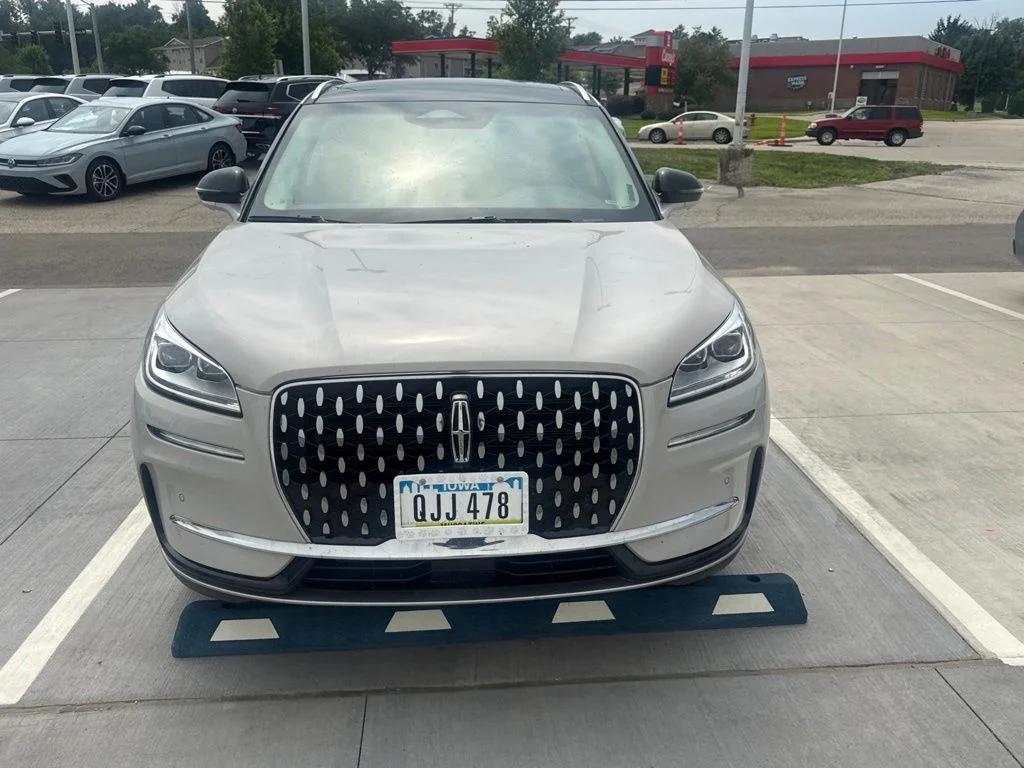 Used 2023 White Lincoln Reserve image 2