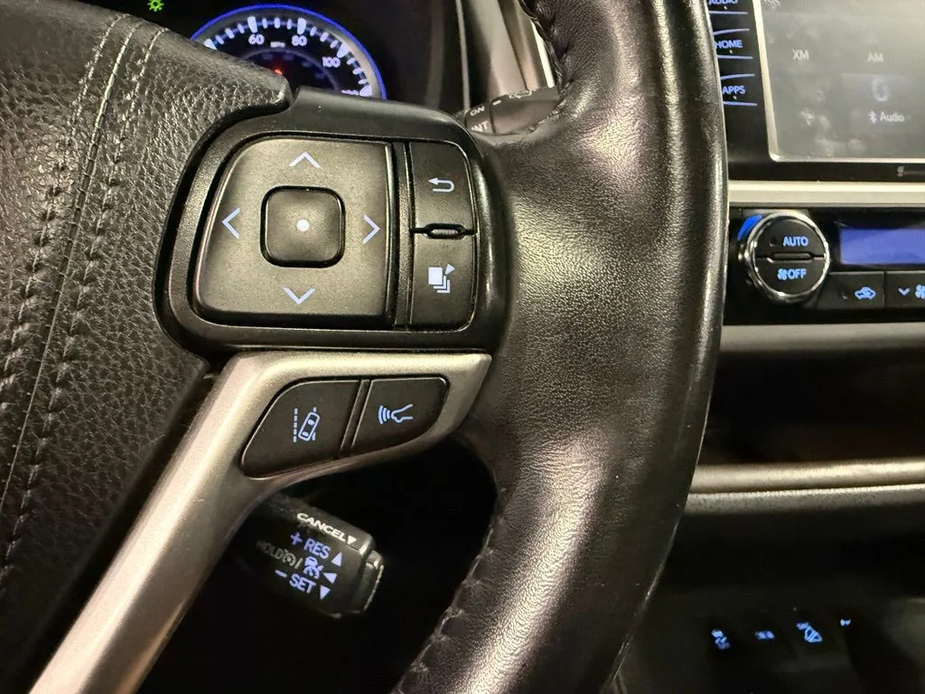 Used 2019 Silver Toyota XLE image 17