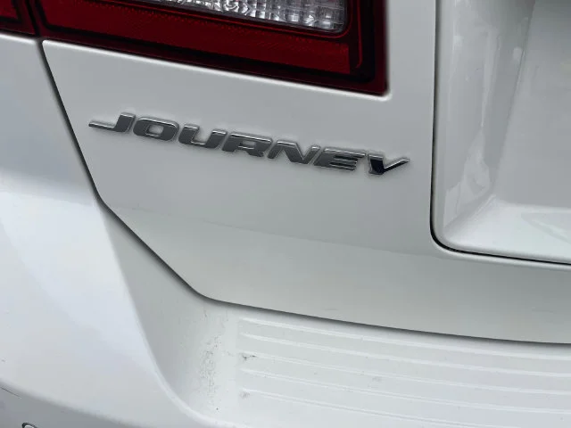 Used 2018 White Dodge Crossroad image 29
