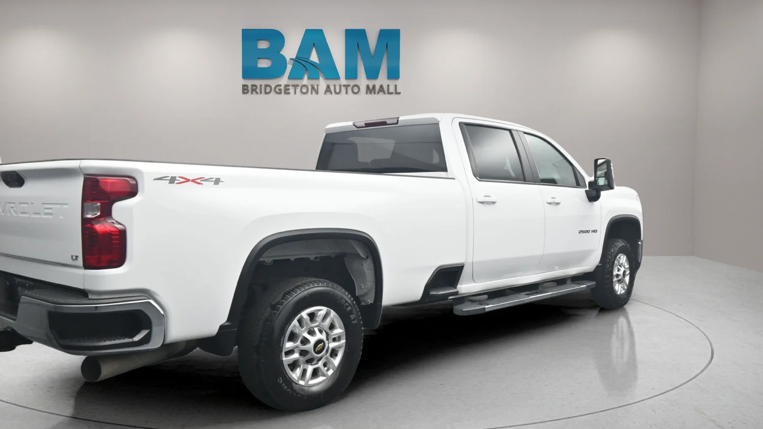 Used 2025 Summit White Chevrolet LT image 6