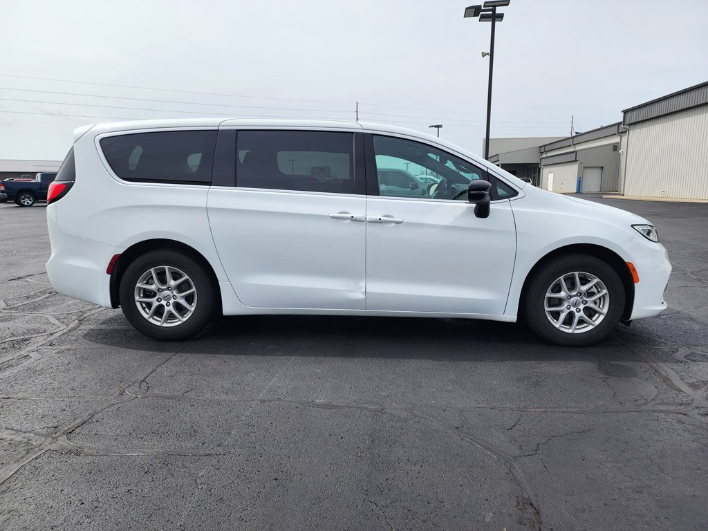 Used 2025 Bright White Clearcoat Chrysler Select image 3