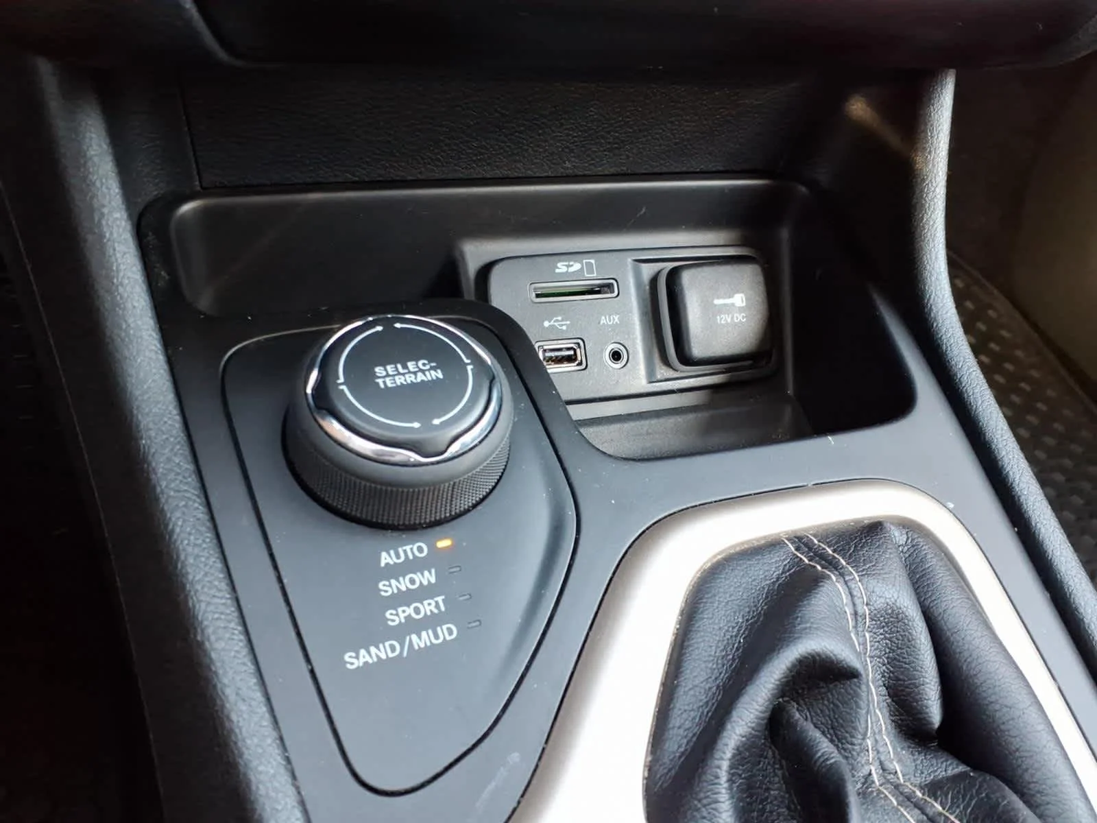 Certified Used 2018 Granite Crystal Met. Clear Coat Jeep Latitude Tech Connect image 25