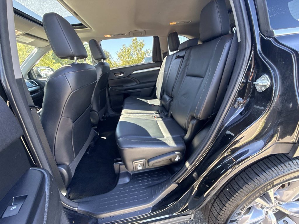 Used 2015 Black Toyota XLE V6 image 24