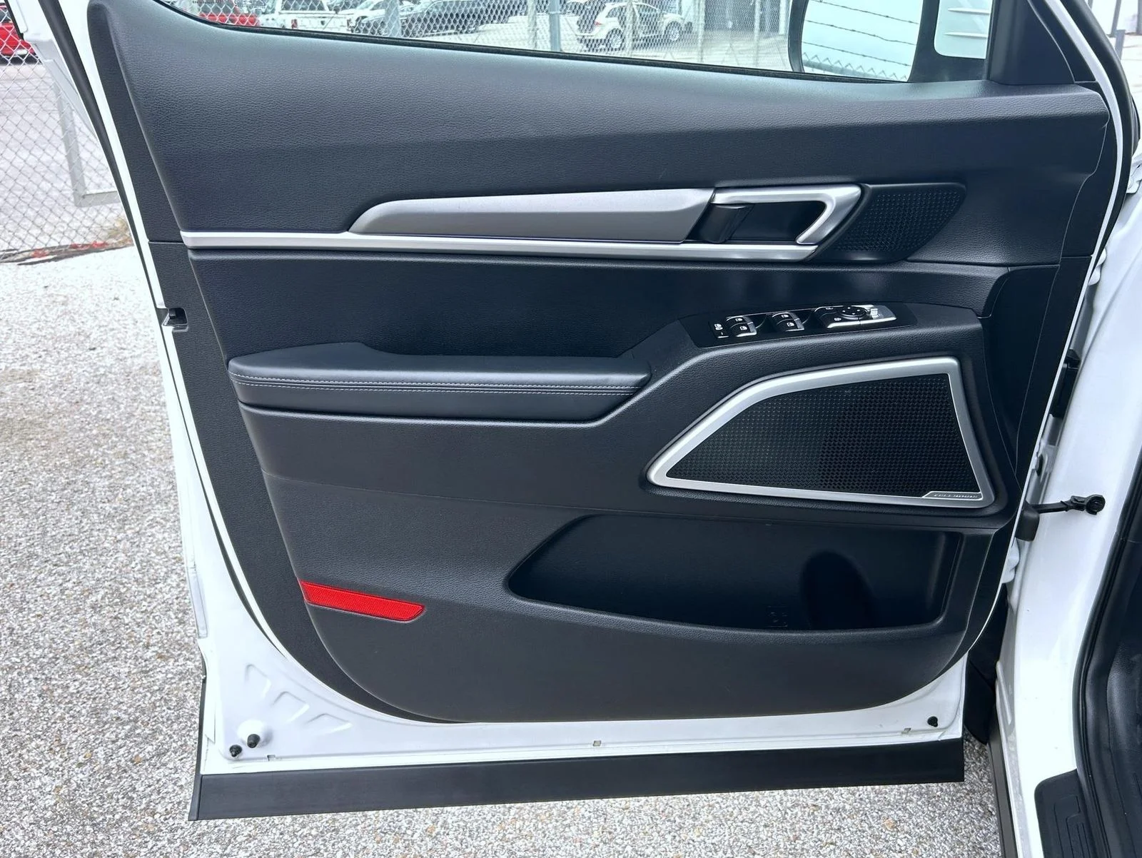 Used 2020 White Kia S image 9